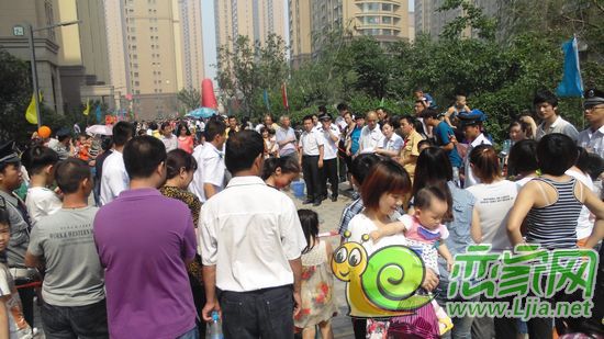 榮盛·碧水灣業(yè)主們?cè)跒閰①愡x手加油