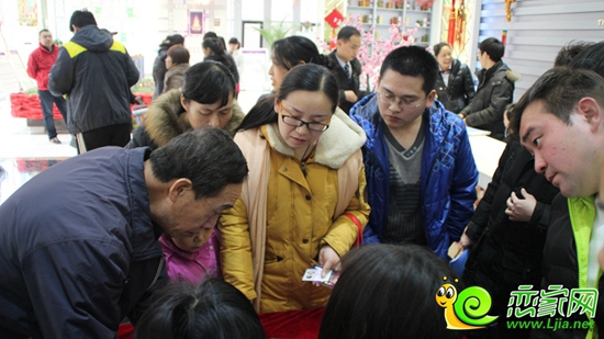中獎客戶在領(lǐng)取獎品