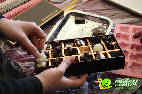 巧克力成品，客戶(hù)在把制作好的巧克力裝入盒內(nèi)