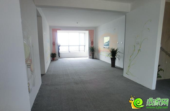 入口處，進門即可看到寬敞的客廳和餐廳