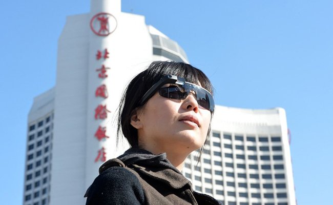 女記者佩戴谷歌眼鏡
