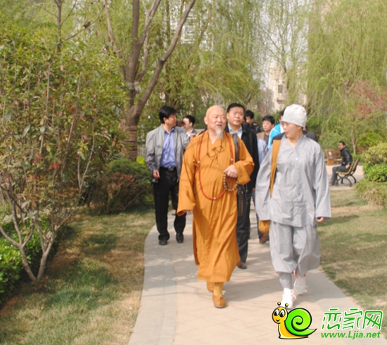 邀請云海法師參觀美的城醉人的園林春景