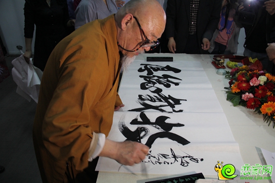 云海法師揮毫潑墨