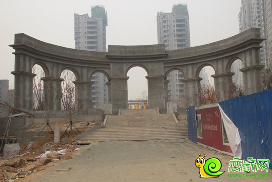 正在建設(shè)中的月亮灣入門(mén)實(shí)景圖