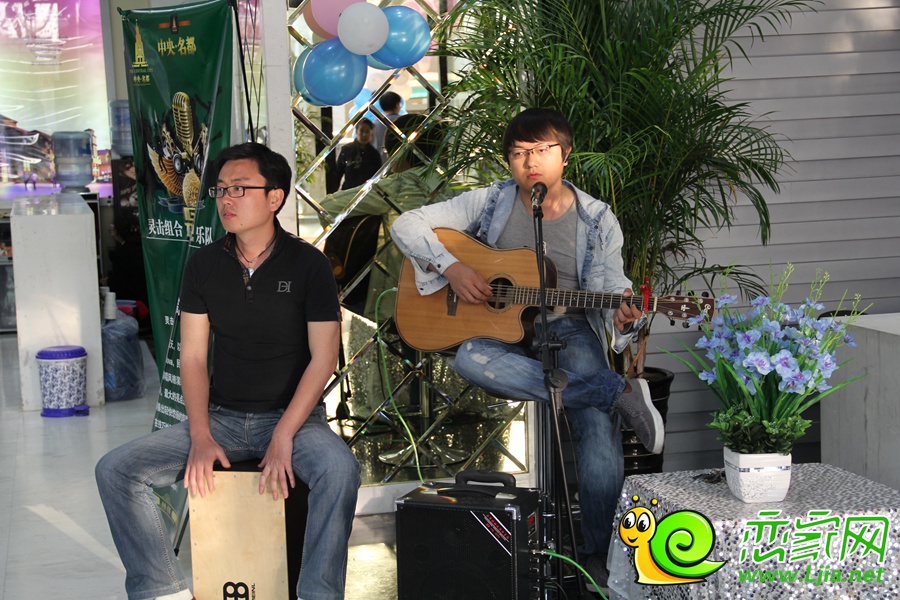 中央名都售樓部內(nèi)歌手在演繹