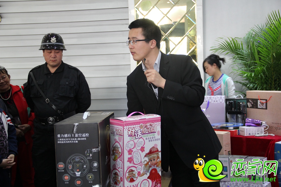 中央名都銷售經(jīng)理在揭曉中獎客戶