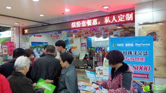 千鑫美食林超市內(nèi)正在咨詢的網(wǎng)友們