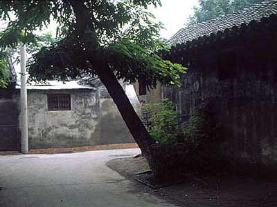 正對(duì)大街胡同、道路的不要買(mǎi)（正沖為箭，主傷人）。