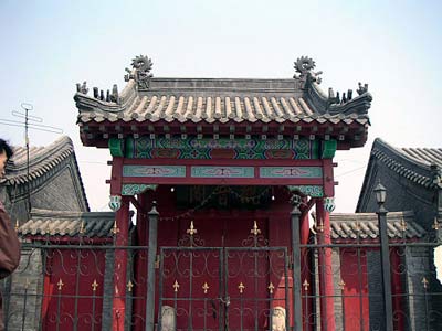 臨近廟宇、骨灰堂、墳場、寺院、古墓的不要買（陰氣太盛）。