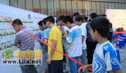 男選手張貼自己心儀伙伴現(xiàn)場(chǎng)
