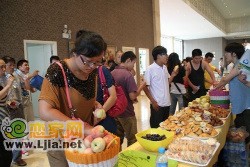 冷餐現(xiàn)場選手挑選最愛