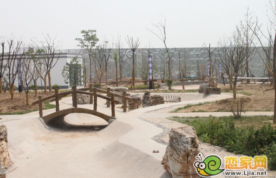 綠化廣場(chǎng)洋溢著江南風(fēng)情