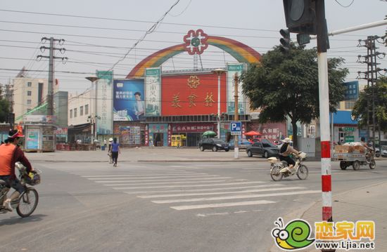 美食林千鶴超市緊鄰其旁