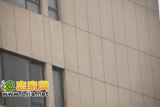 楓丹白露所用的為真石漆
