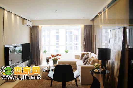 美的城132㎡戶型客廳樣板間
