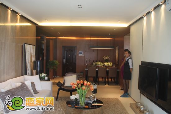  美的城132㎡戶型實景樣板間 客廳餐廳一線相連