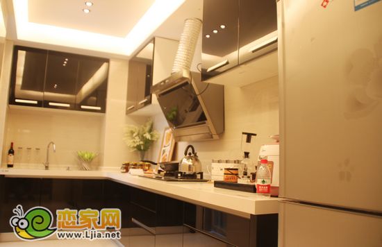 美的城132㎡戶型實景樣板間廚房