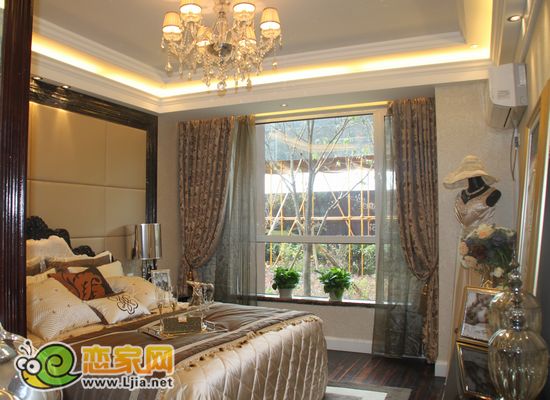 美的城139㎡戶型實(shí)景樣板間主臥