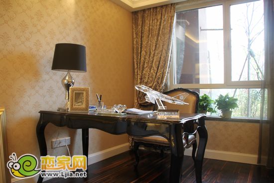 美的城139㎡戶型實景樣板間書房