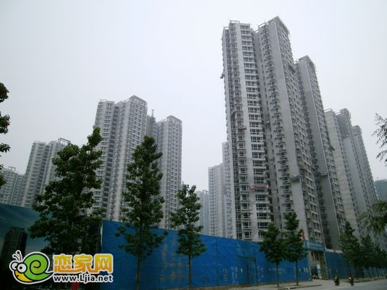 安居?xùn)|城工窗戶已經(jīng)安裝完畢
