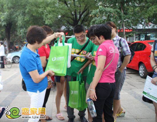 看房網(wǎng)友紛來沓至 簽到并領(lǐng)取戀家網(wǎng)準(zhǔn)備的禮品