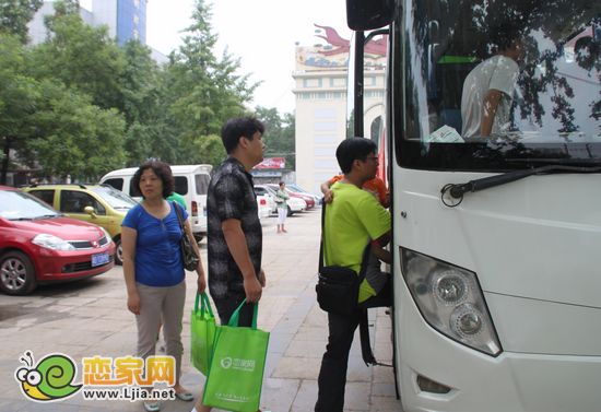 戀家網(wǎng)美的城看房團網(wǎng)友陸續(xù)登上看房專車
