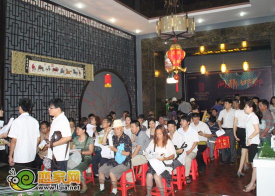 藏友們進(jìn)場(chǎng)依次坐好等待鑒定