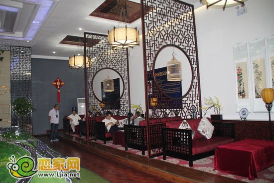 專家在鑒定區(qū)等待藏友們的“寶貝”