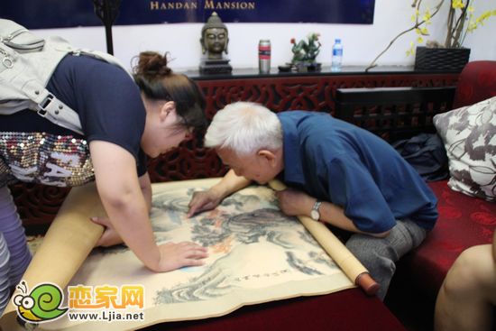 蔣文光老師在進行書畫鑒定