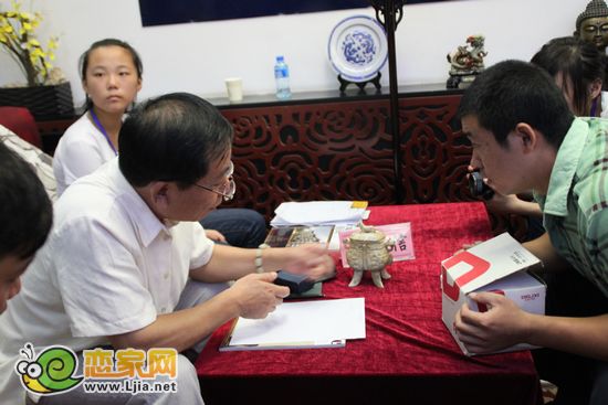 王中信老師在進行玉器鑒定