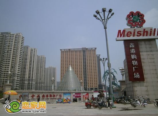 現(xiàn)代華府離鑫港美食林購物廣場不足500米
