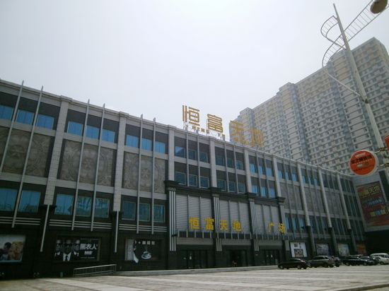 現(xiàn)代華府南側(cè)恒富新天地廣場
