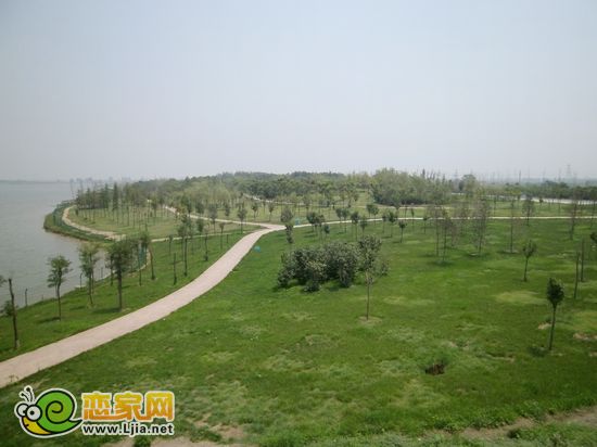 趙都華府與北湖公園隔路相望