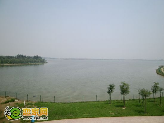 趙都華府與萬(wàn)畝湖面交相輝映