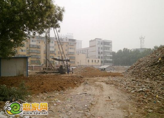 中和商廈正在進(jìn)行打樁