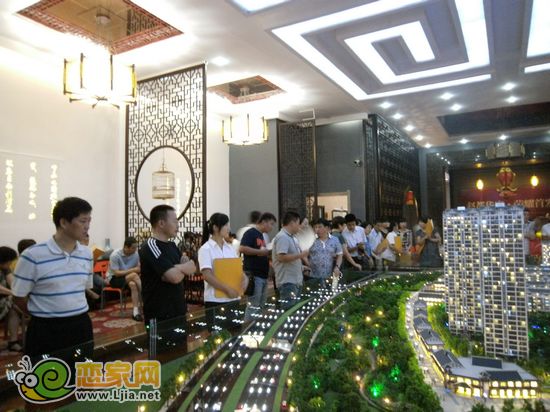 趙都華府首發(fā)活動(dòng)現(xiàn)場(chǎng) 場(chǎng)面火爆 置業(yè)顧問(wèn)一對(duì)一講解