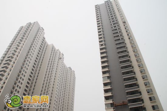 鴻基行政公館項(xiàng)目現(xiàn)場(chǎng) 住宅正在做外立面