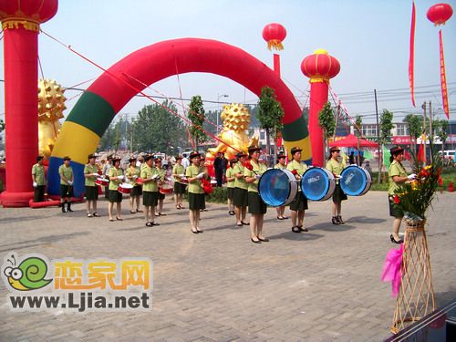 儀式過(guò)程中，軍樂(lè)隊(duì)一直沒(méi)怎么歇