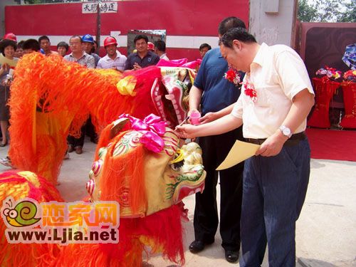 東泰房地產(chǎn)開發(fā)公司董事長金獅點睛
