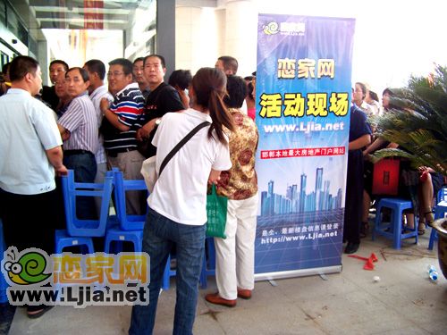 在阿爾卡迪亞門口排隊(duì)的客戶