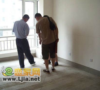 榮盛錦繡花苑業(yè)主正在驗(yàn)房
