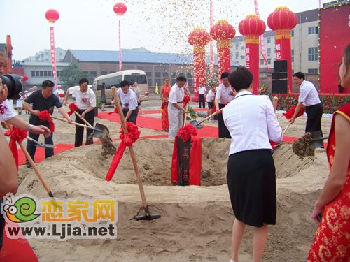 領(lǐng)導(dǎo)們?yōu)轫?xiàng)目奠基
