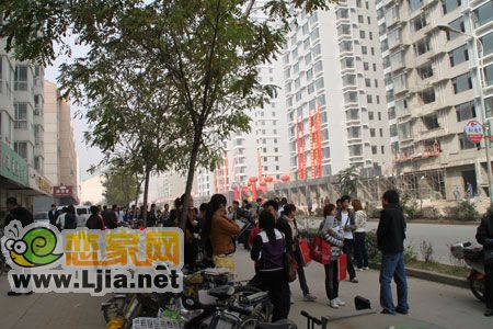 小區(qū)外面多半是發(fā)傳單的