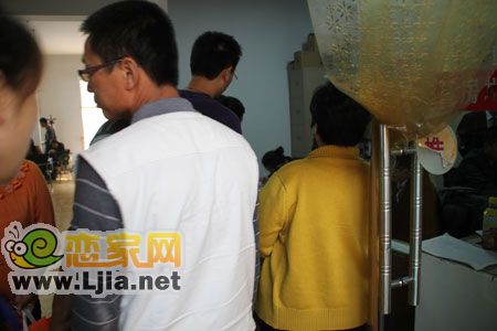 業(yè)主正在登記