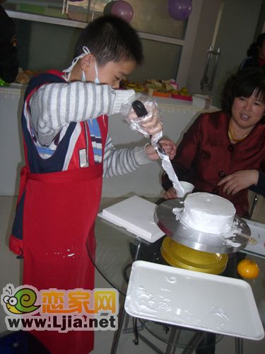 認(rèn)真學(xué)習(xí)的“小蛋糕師”