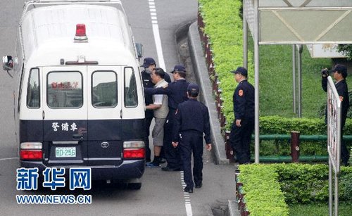 陳水扁在警方重重戒護下從臺北看守所移往臺北監(jiān)獄服刑
