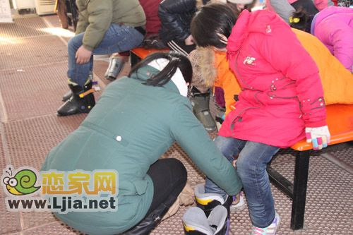 滑雪鞋可真不容易穿