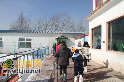 穿著滑雪鞋進(jìn)場之后才能領(lǐng)到滑雪板