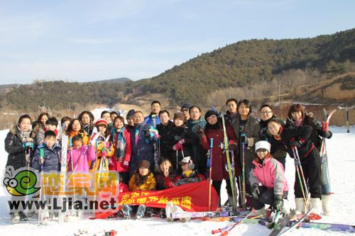 滑雪盡興，再次合影大家表情活潑多了