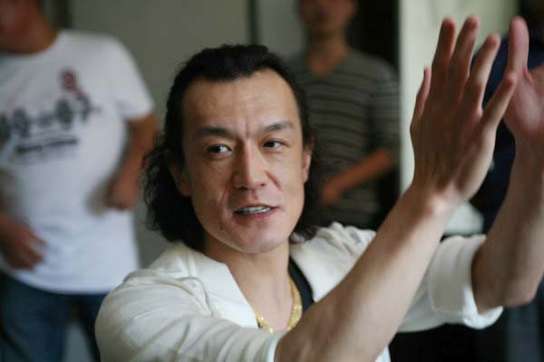 在復(fù)制“假李詠”的同時(shí)與工作人員交流